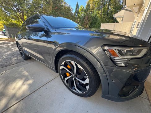 Used 2022 Audi e-tron Premium Plus image 2