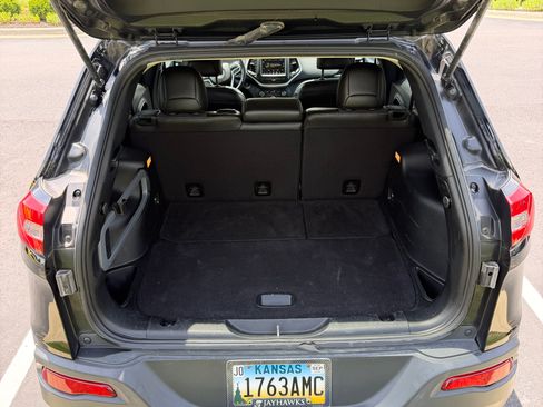Used 2018 Jeep Cherokee Latitude Plus w/ Cold Weather Group FWD image 8