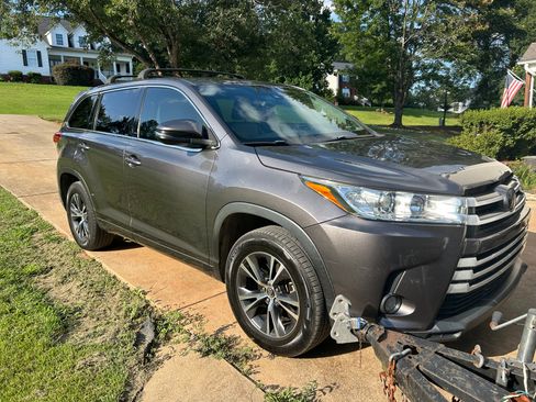 Used 2017 Toyota Highlander Plus FWD image 1