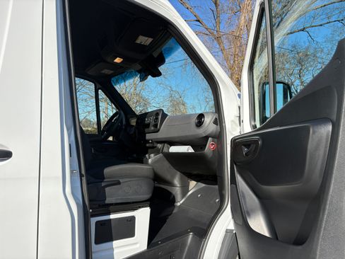 Used 2020 Mercedes-Benz Sprinter 2500 image 21