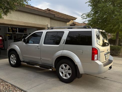 Used 2011 Nissan Pathfinder SV image 2