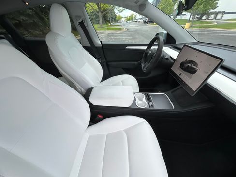 Used 2024 Tesla Model Y Performance AWD/4WD image 17