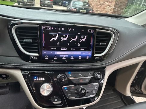 Used 2022 Chrysler Pacifica Touring-L FWD image 9