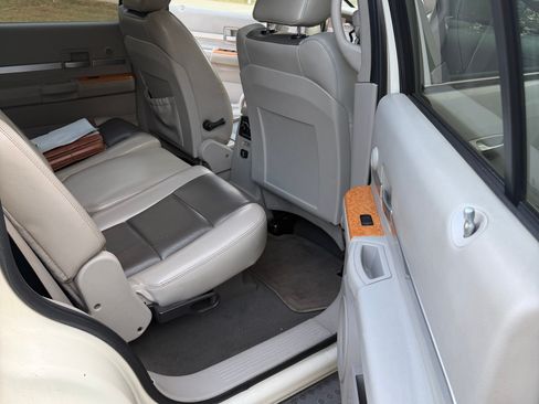 Used 2008 Chrysler Aspen Limited image 10