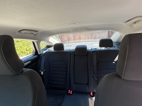 Used 2018 Ford Fusion SE w/ Fusion SE Technology Package FWD image 9