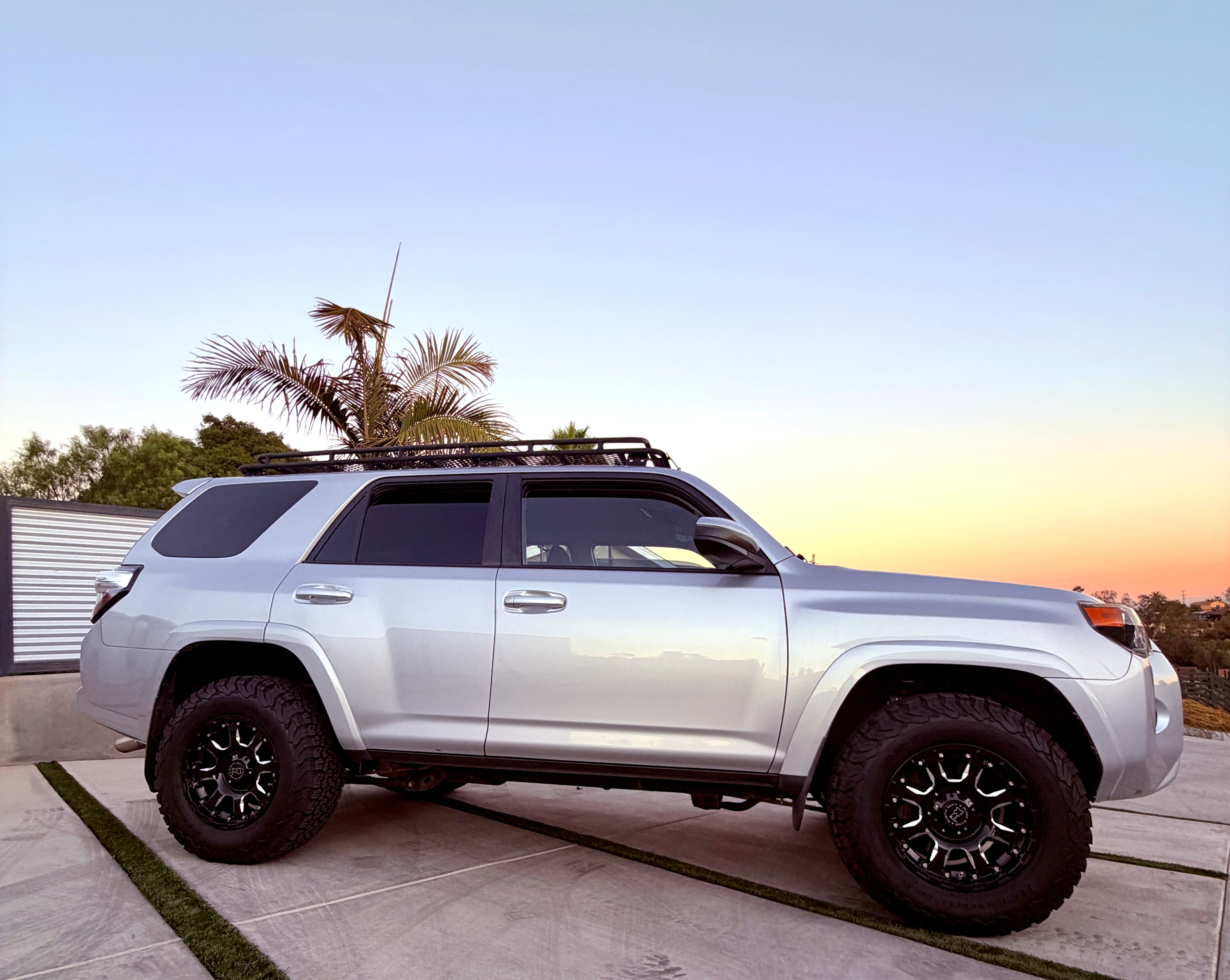 Used 2016 Toyota 4Runner SR5 AWD/4WD image 2