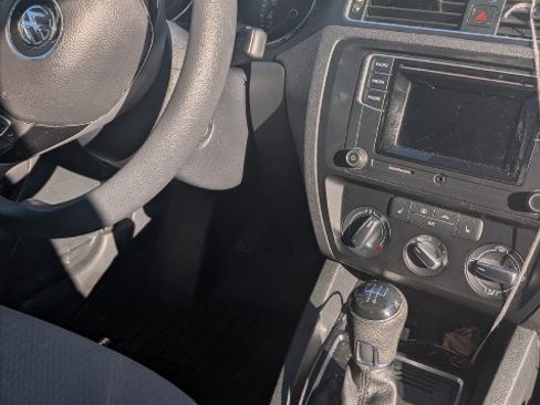 Used 2017 Volkswagen Jetta S w/ Jetta S Cold Weather Package image 12