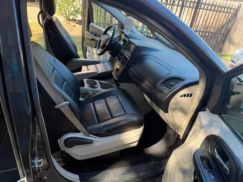 Used 2011 Dodge Grand Caravan Crew image 4