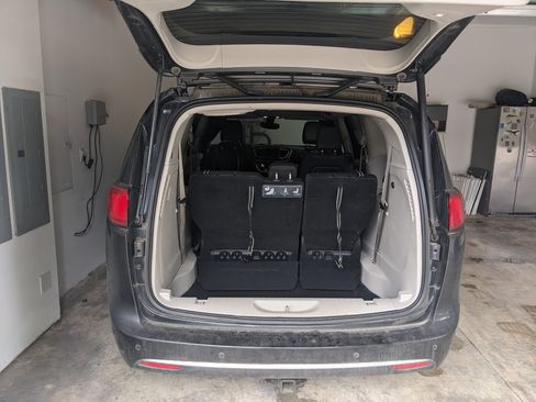 Used 2020 Chrysler Pacifica Touring-L image 14