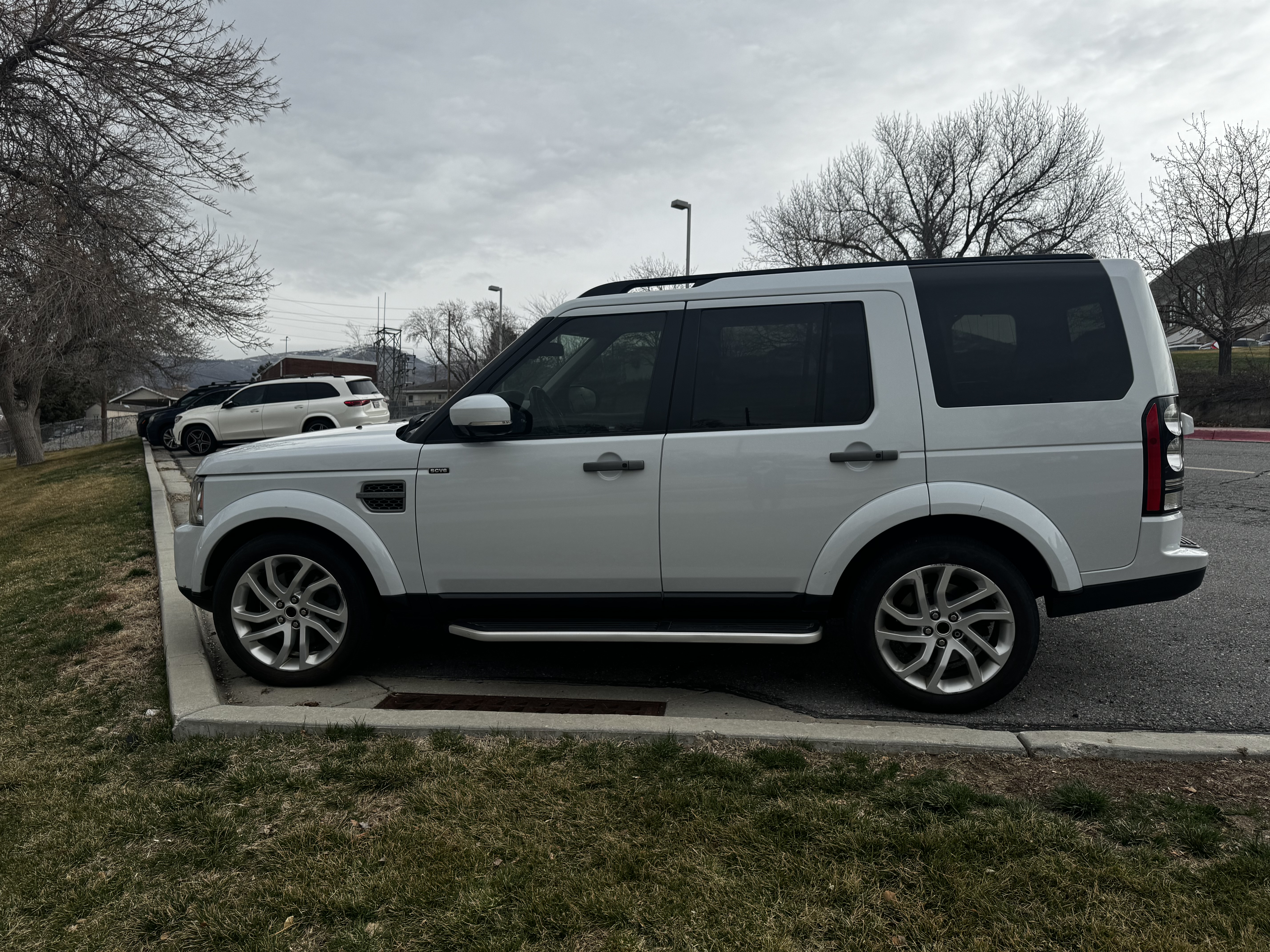 Used 2016 Land Rover LR4 HSE Silver Edition AWD/4WD image 4