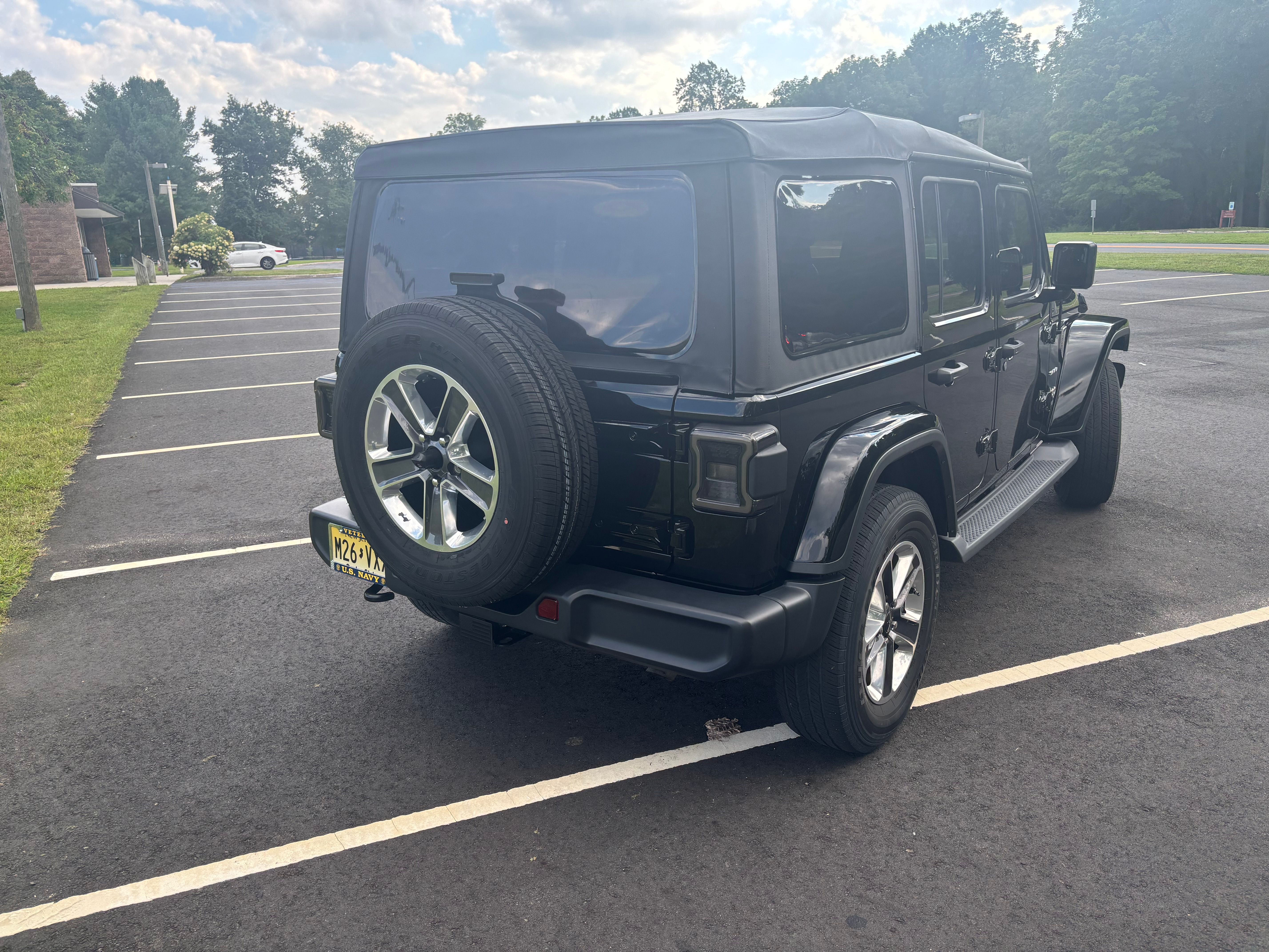 Used 2018 Jeep Wrangler Unlimited Sahara w/ Dual Top Group AWD/4WD image 5