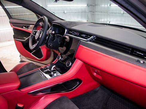 Used 2025 Jaguar F-PACE SVR 575 Edition image 24