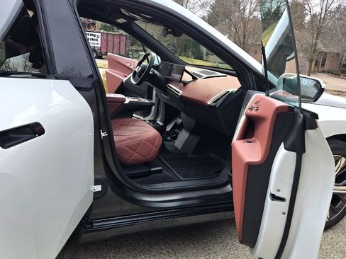 Used 2023 BMW iX xDrive50 w/ Premium Package image 12