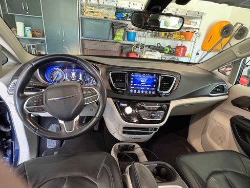 Used 2017 Chrysler Pacifica Touring-L Plus FWD image 9