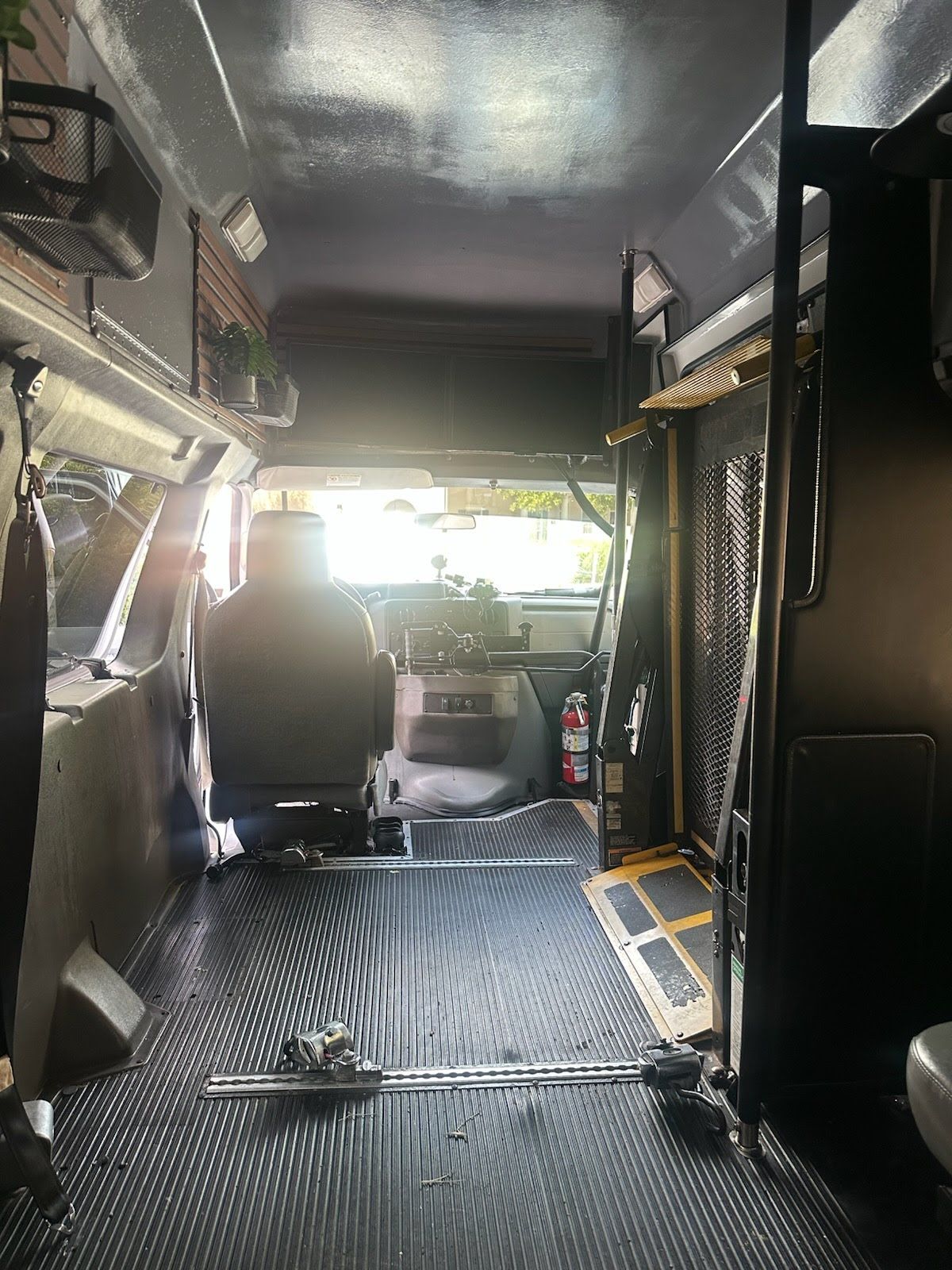 Used 2010 Ford E-350 and Econoline 350 Extended Super Duty RWD image 31