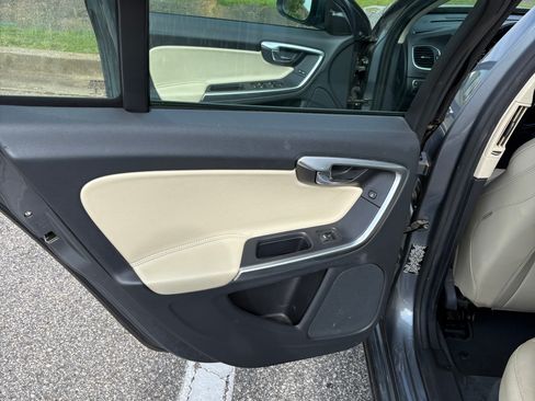 Used 2018 Volvo V60 T5 Dynamic image 11