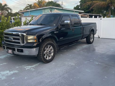 Used 2006 Ford F350 XLT image 2