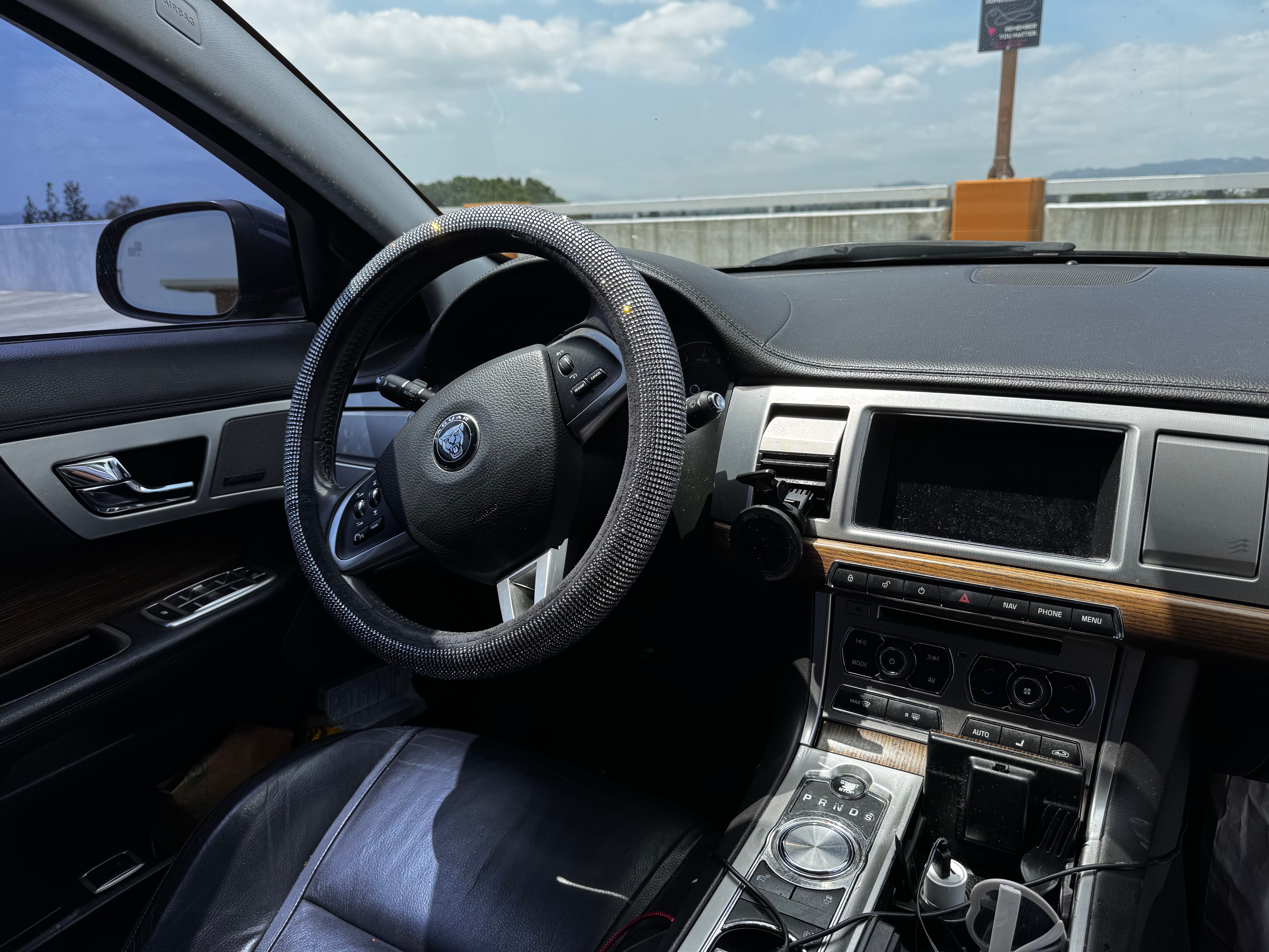 Used 2015 Jaguar XF Premium RWD image 8