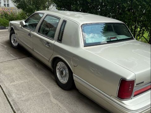 Used 1997 Lincoln Town Car Executive image 8