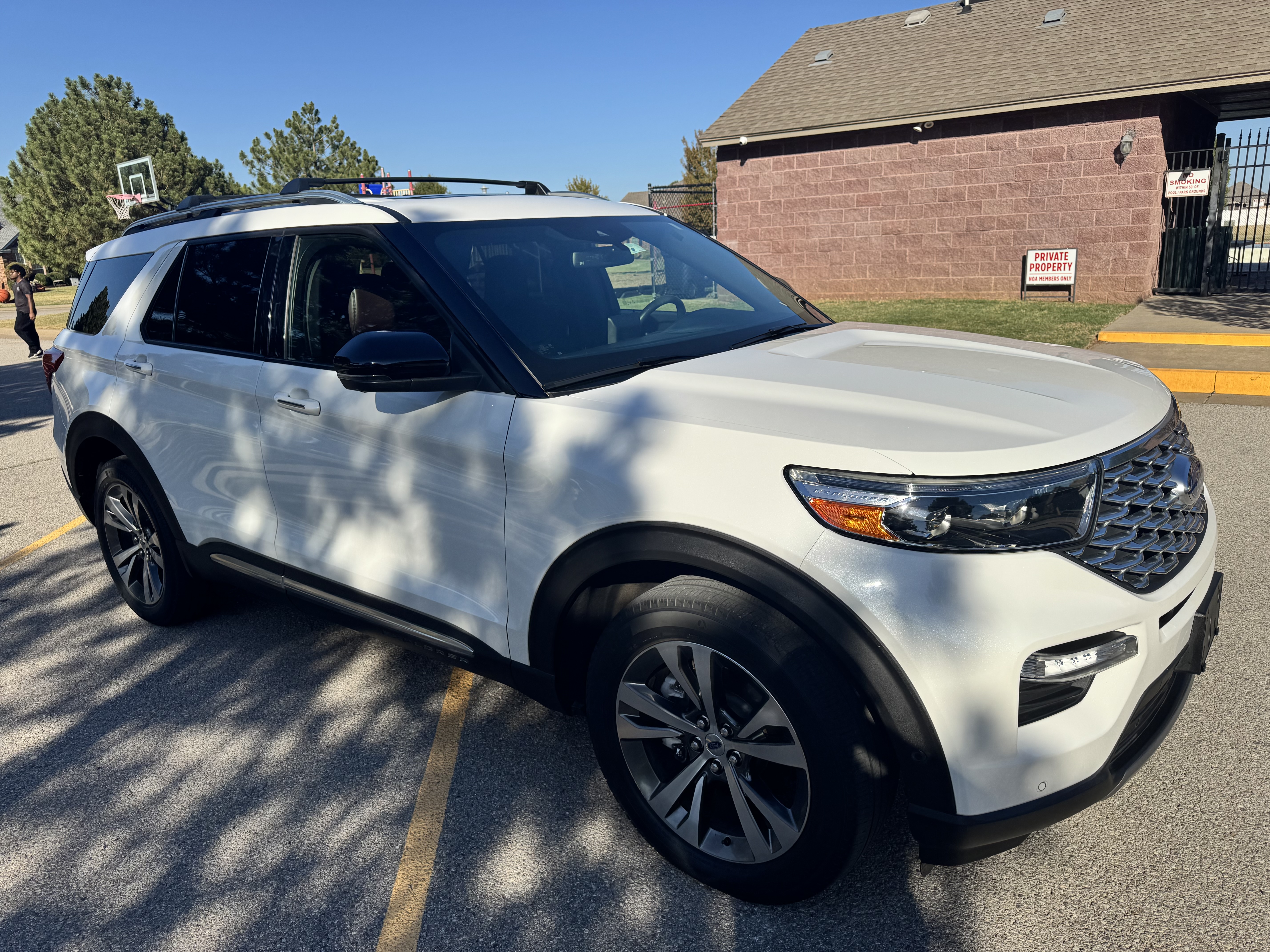 Used 2020 Ford Explorer Platinum w/ Premium Technology Package AWD/4WD image 4