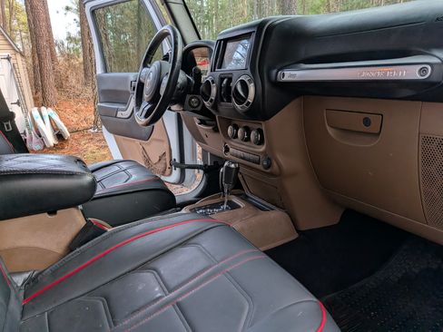 Used 2018 Jeep Wrangler Unlimited Sahara image 8