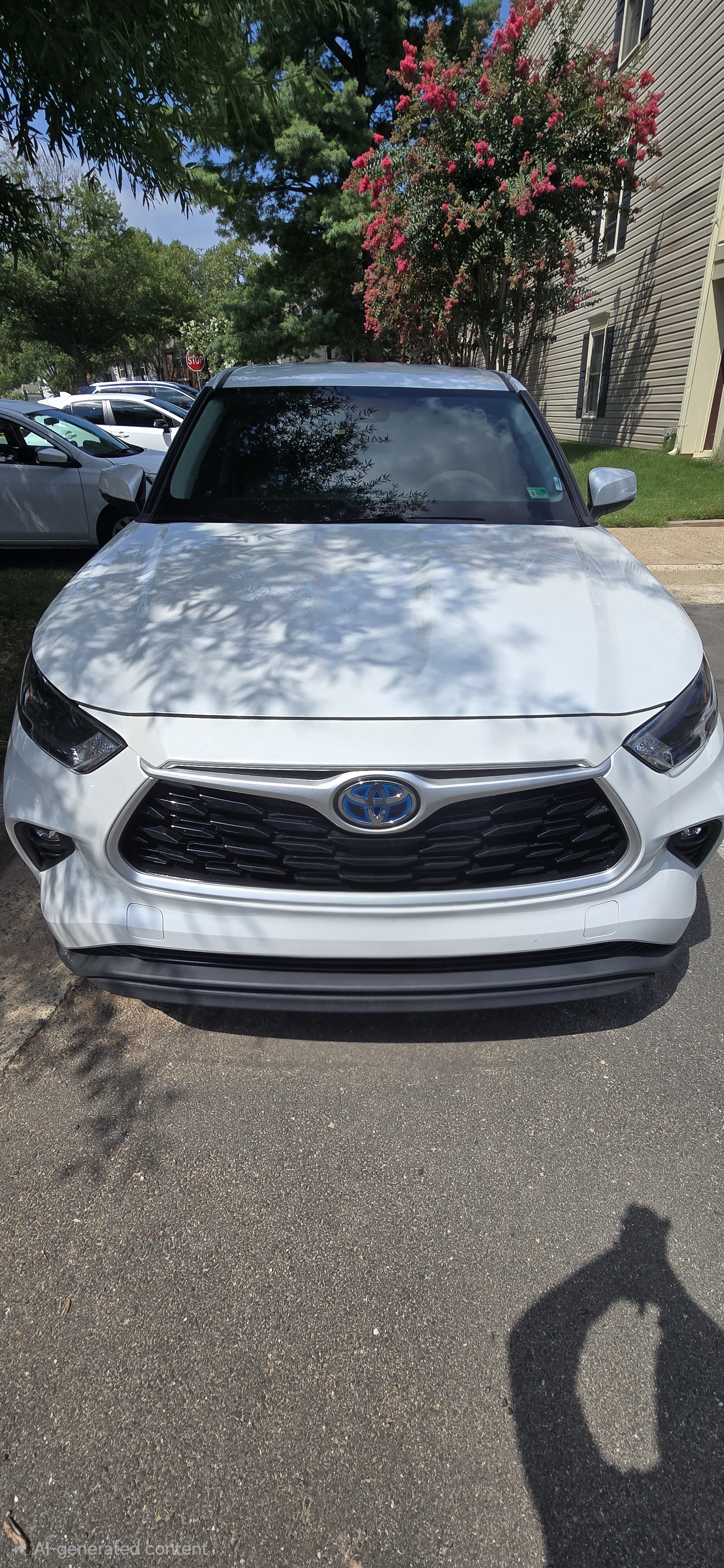 Used 2022 Toyota Highlander LE FWD image 2
