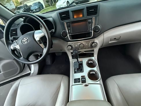 Used 2013 Toyota Highlander Plus FWD image 14