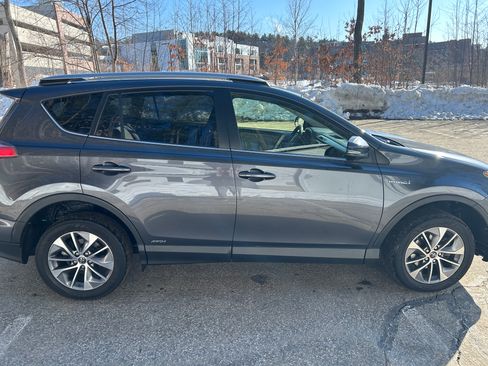 Used 2018 Toyota RAV4 LE image 2