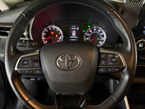 Used 2020 Toyota Highlander LE AWD/4WD image 25