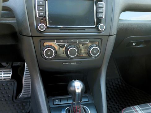 Used 2011 Volkswagen Golf 4-Door image 21