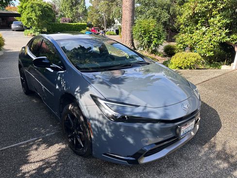 Used 2023 Toyota Prius XLE AWD/4WD image 1