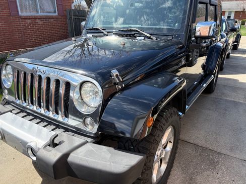 Used 2014 Jeep Wrangler Unlimited Sahara w/ Dual Top Group AWD/4WD image 4