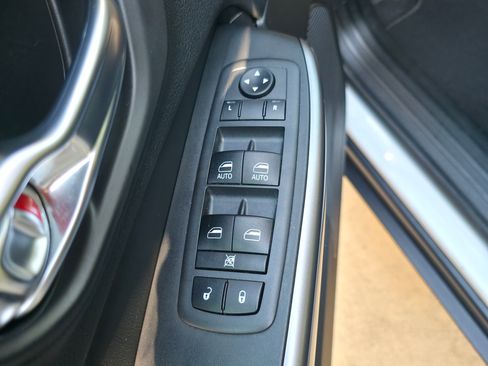 Used 2020 Jeep Cherokee Latitude Plus w/ Comfort/Convenience Group FWD image 17