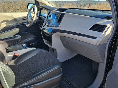 Used 2012 Toyota Sienna SE image 4