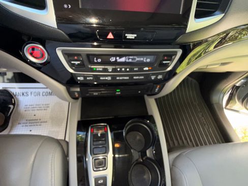 Used 2018 Honda Pilot Touring image 8