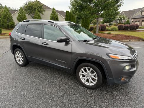 Used 2018 Jeep Cherokee Latitude Plus w/ Comfort/Convenience Group FWD image 6