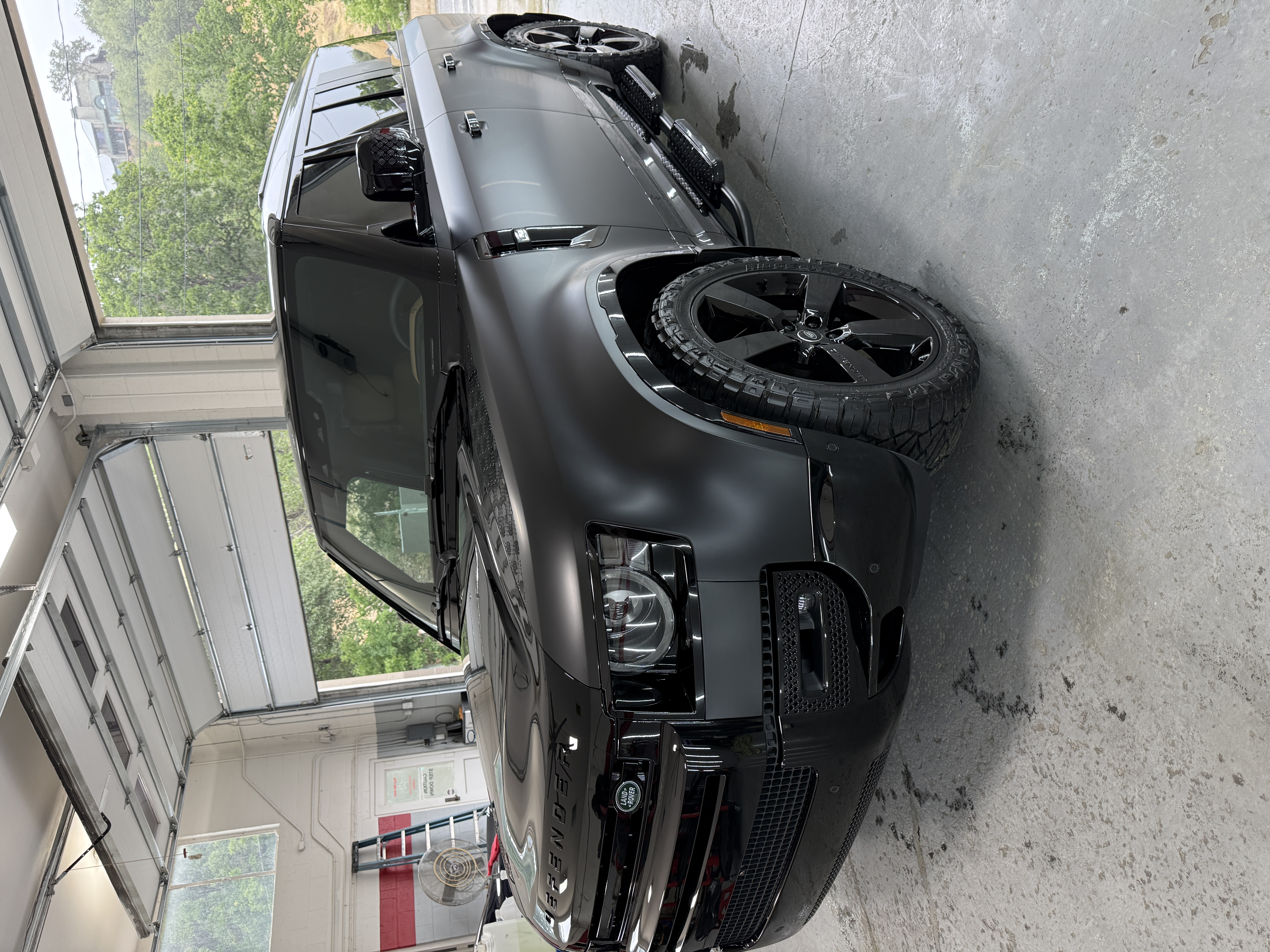 Used 2025 Land Rover Defender 130 X-Dynamic SE AWD/4WD image 1