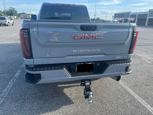 Used 2024 GMC Sierra 2500 AT4 w/ AT4 Premium Plus Package AWD/4WD image 9