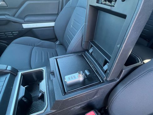 Used 2024 Toyota Tacoma TRD Off-Road image 10