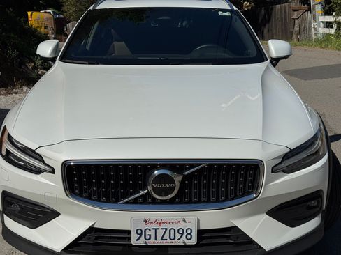 Used 2023 Volvo V60 B5 Cross Country Plus w/ Climate Package image 15