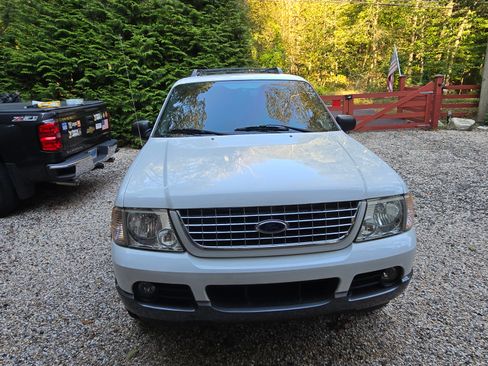 Used 2005 Ford Explorer Sport XLT image 2