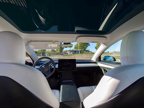 Used 2023 Tesla Model 3 Standard Range image 9