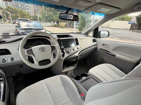 Used 2012 Toyota Sienna LE w/ Towing Pkg AWD/4WD image 8