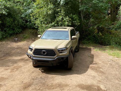 Used 2017 Toyota Tacoma TRD Off-Road w/ Premium & Technology Package image 6