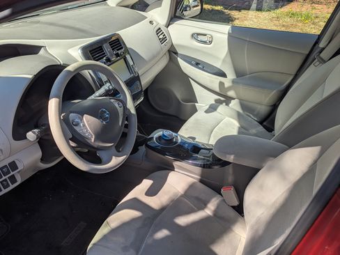 Used 2011 Nissan Leaf SL image 2