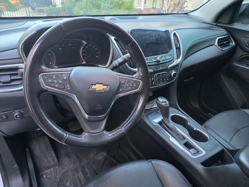 Used 2020 Chevrolet Equinox Premier image 2