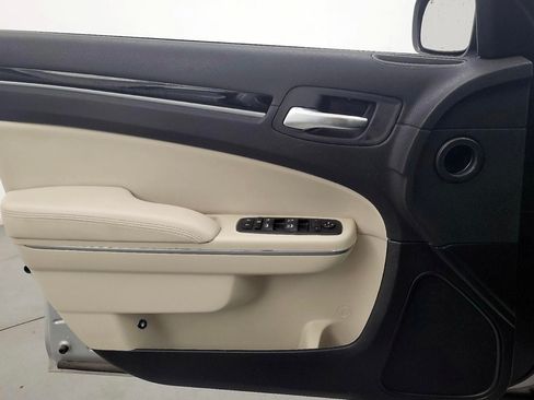 Used 2023 Chrysler 300 Touring w/ Sport Appearance Package image 4