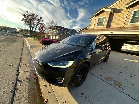 Used 2018 Tesla Model X 75D image 10