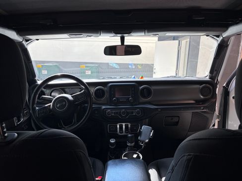 Used 2018 Jeep Wrangler Sport AWD/4WD image 9