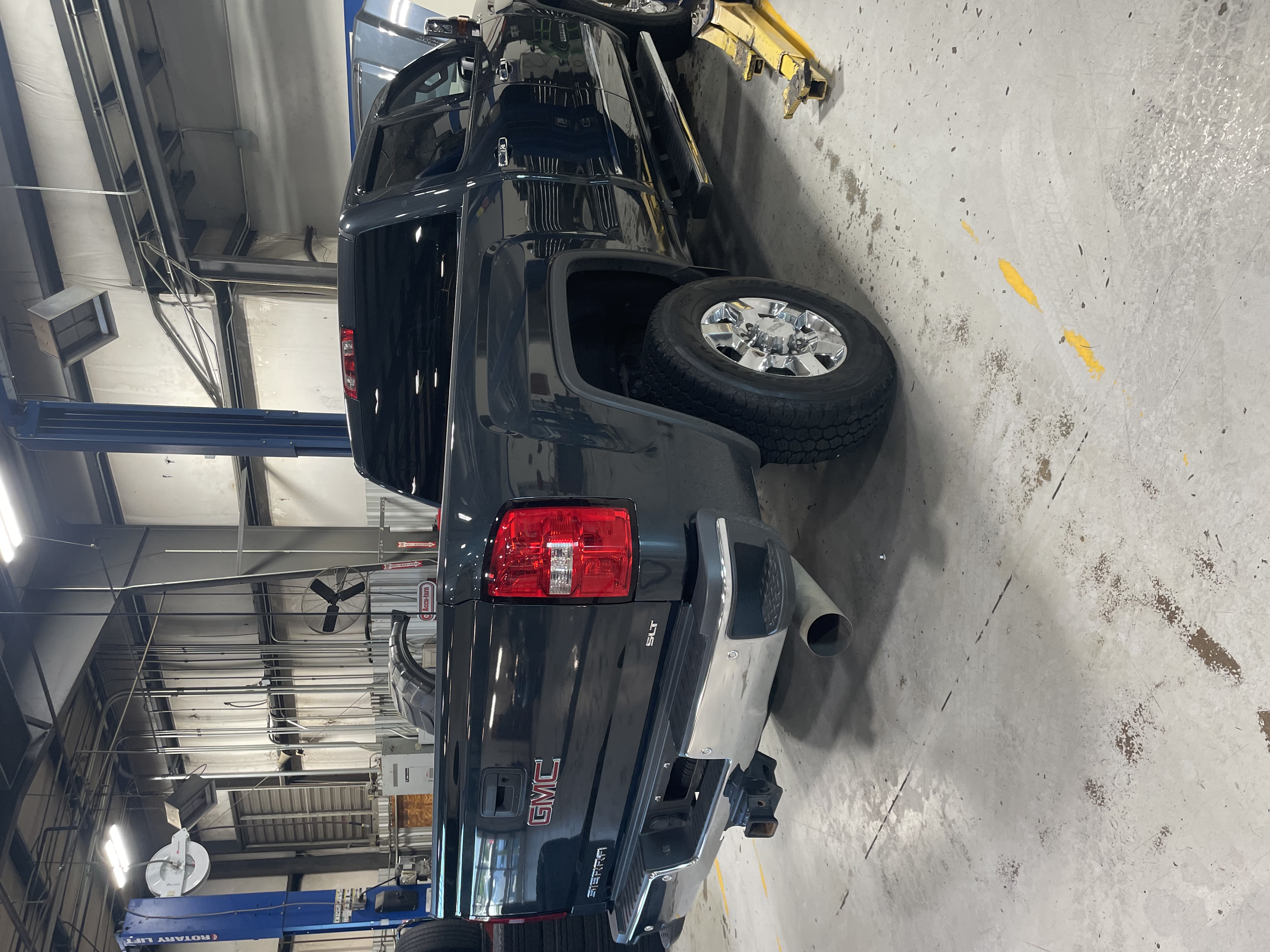 Used 2018 GMC Sierra 2500 SLT w/ Duramax Plus Package AWD/4WD image 10